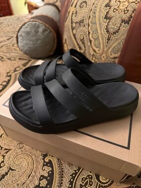 CROCS WOMEN'S CROCS GETAWAY STRAPPY SANDALS